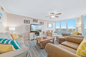 TV a/nebo společenská místnost v ubytování Seaspray Riverside Unit 713