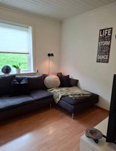 Posezení v ubytování Super cozy family house with mountain and panoramic views + 28 fotografií