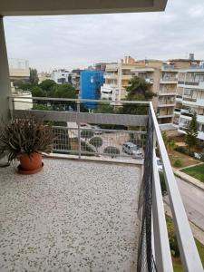 ein Balkon mit Blick auf die Stadt in der Unterkunft Sea and City Voula Suite by First Class Properties in Athen + 2 Fotos
