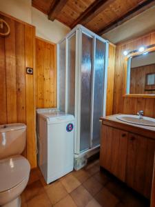 ein Badezimmer mit Dusche, Toilette und Waschbecken in der Unterkunft Chimenea y encanto rústico, tu escapada - Cosmos 3 in Pla de l'Ermita