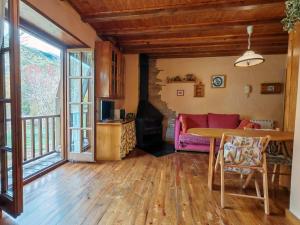 ein Wohnzimmer mit Tisch und Couch in der Unterkunft Chimenea y encanto rústico, tu escapada - Cosmos 3 in Pla de l'Ermita