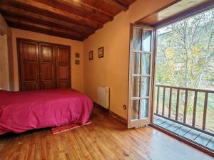 ein Schlafzimmer mit einem Bett und einem großen Fenster in der Unterkunft Chimenea y encanto rústico, tu escapada - Cosmos 3 in Pla de l'Ermita