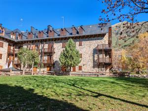 eine Außenansicht eines Gebäudes mit einem Hof in der Unterkunft Chimenea y encanto rústico, tu escapada - Cosmos 3 in Pla de l'Ermita