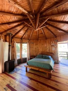 コンスティトゥシオンにあるReserva los Bollenesの木製の部屋にベッド1台が備わるベッドルーム1室があります。 +217枚の写真