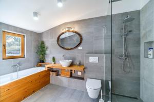 een badkamer met een bad, een wastafel en een douche bij Villa Tudor Mit Atemberaubender Aussicht in Bobovišća +32 foto's