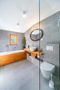 een badkamer met een bad, een toilet en een wastafel bij Villa Tudor Mit Atemberaubender Aussicht in Bobovišća