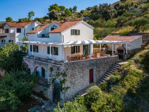 een luchtzicht op een huis in een heuvel bij Villa Tudor Mit Atemberaubender Aussicht in Bobovišća