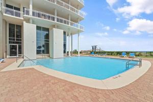 ein Schwimmbad vor einem Gebäude in der Unterkunft La Playa 201 in Perdido Key