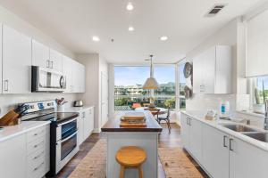 eine Küche mit weißen Schränken und einem großen Fenster in der Unterkunft La Playa 201 in Perdido Key