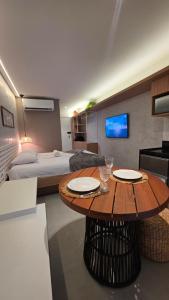 ein Raum mit einem Tisch, auf dem zwei Teller stehen in der Unterkunft Nawa Beach Residence by La Playa in Tamandaré