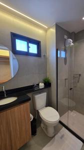 ein Badezimmer mit Toilette, Waschbecken und Dusche in der Unterkunft Nawa Beach Residence by La Playa in Tamandaré