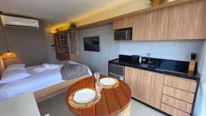 ein Zimmer mit einem Bett, einem Tisch und einer Küche in der Unterkunft Nawa Beach Residence by La Playa in Tamandaré + 182 Fotos