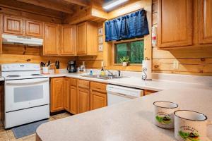 Η κουζίνα ή μικρή κουζίνα στο Spacious Cabin Rental with Forest Views near Charleston, West Virginia
