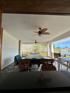 a dining room with a table and a ceiling fan at Villa Kayana en Las Galeras in Las Galeras