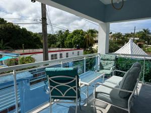 a balcony with chairs and a table and a pool at Villa Kayana en Las Galeras in Las Galeras