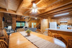Η κουζίνα ή μικρή κουζίνα στο Spacious Cabin Rental with Forest Views near Charleston, West Virginia