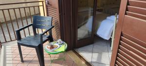 Una silla y un plato de comida en un balcón. en I Fiori di AminA Le Viole, en Pietramelara