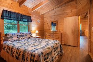 Ένα ή περισσότερα κρεβάτια σε δωμάτιο στο Spacious Cabin Rental with Forest Views near Charleston, West Virginia