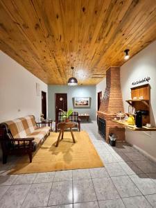 un salon avec un canapé et une cheminée dans l'établissement POUSADA GIRASSOL, à Santo Antônio do Pinhal 90 autres photos