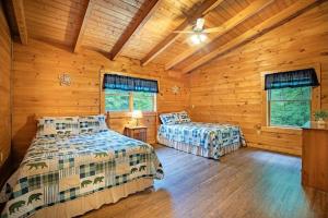 Ένα ή περισσότερα κρεβάτια σε δωμάτιο στο Spacious Cabin Rental with Forest Views near Charleston, West Virginia