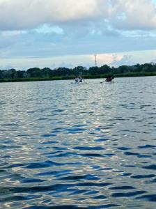 un grupo de personas en barcos en un lago en Save Sweet Home, 