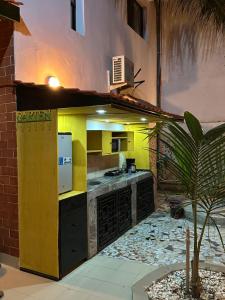 Η κουζίνα ή μικρή κουζίνα στο Tekrour- la case des hotes-Chambre privée avec piscine et terrasse