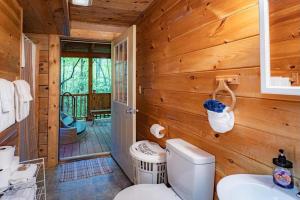 Ένα μπάνιο στο Spacious Cabin Rental with Forest Views near Charleston, West Virginia +15 φωτογραφίες