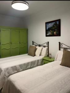 Ένα ή περισσότερα κρεβάτια σε δωμάτιο στο Casa amplia a un paso de Sevilla