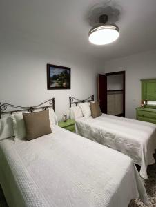 Ένα ή περισσότερα κρεβάτια σε δωμάτιο στο Casa amplia a un paso de Sevilla