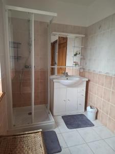 Koupelna v ubytování La croix d'asquins + 11 fotografií