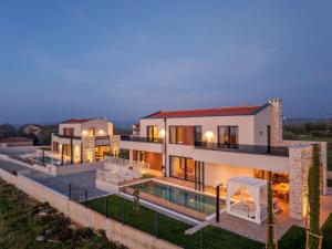 an aerial view of a house with a swimming pool at Sella Marron in Selina