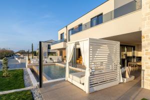 a house with a swimming pool and a patio at Sella Marron in Selina