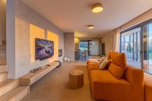 a living room with a couch and a table at Sella Marron in Selina