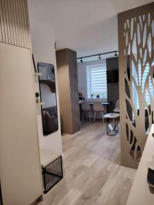 a living room with a table and a dining room at Apartman „Karolina” in Nova Gradiška
