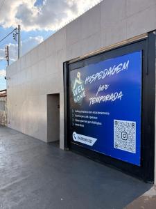 WEL Home - Próximo a Universidade e ao HC da UFU في أبرلانديا: مبنى مع علامة على جانبه