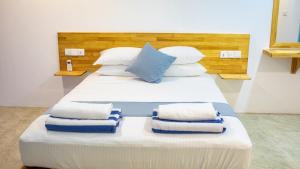 Postel nebo postele na pokoji v ubytování Buceo Inn Mathiveri + 8 fotografií