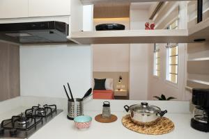 cocina con encimera y fogones en Casa del Viento 201, en Cali