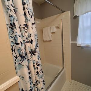 Ένα μπάνιο στο Abbies Place in Pine Bluff