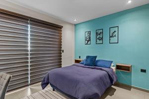 una camera da letto con un letto e una parete blu di Industrial Loft King Bed and 2 Office Spaces a Durango