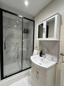 Et badeværelse på Modern 2 Bed near Heathrow - Work or Travel Ready + 10 billeder