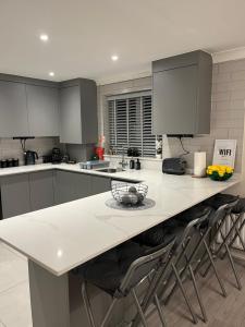 Køkken eller tekøkken på Modern 2 Bed near Heathrow - Work or Travel Ready