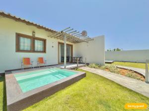 a house with a swimming pool in the yard at Beach-Home Pontal de Maceió in Fortim