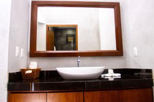 un baño con lavabo y espejo en Hotel Casa Tortuga Tulum - Cenotes Park Inclusive, en Tulum