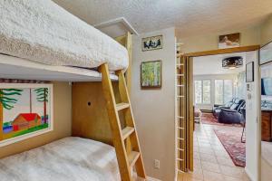 Postel nebo postele na pokoji v ubytování Timberbrook #110B + 27 fotografií