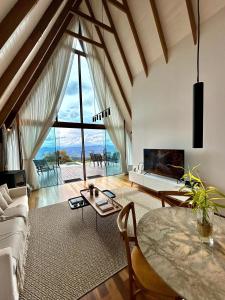 a living room with a couch and a table at Cabana com piscina e vista de tirar o fôlego! in Maria da Fé