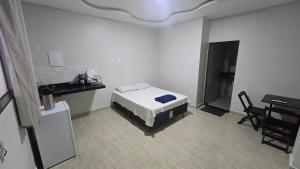 una camera da letto con un letto e una scrivania di Recanto Del Mare Suítes ad Arraial do Cabo