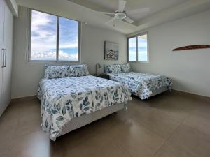 Ένα ή περισσότερα κρεβάτια σε δωμάτιο στο Luxury Oceanview 3 bedroom Condo at Río Mar with 5 pools, beachfront, riverside, restaurant, spa and fitness room +24 φωτογραφίες