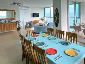 Μια τηλεόραση ή/και κέντρο ψυχαγωγίας στο Luxury Oceanview 3 bedroom Condo at Río Mar with 5 pools, beachfront, riverside, restaurant, spa and fitness room