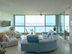 Χώρος καθιστικού στο Luxury Oceanview 3 bedroom Condo at Río Mar with 5 pools, beachfront, riverside, restaurant, spa and fitness room