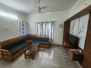 TV a/nebo společenská místnost v ubytování Maui Stay